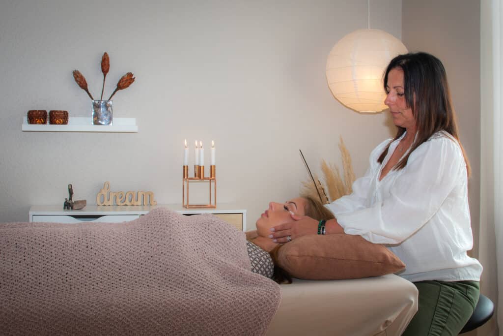 Billedet viser clairvoyant Maria Hou i en nærværende session, hvor hun guider en klient med intuitiv og professionel spirituel rådgivning. Ideelt til sider om clairvoyance, energiarbejde og personlige sessioner.